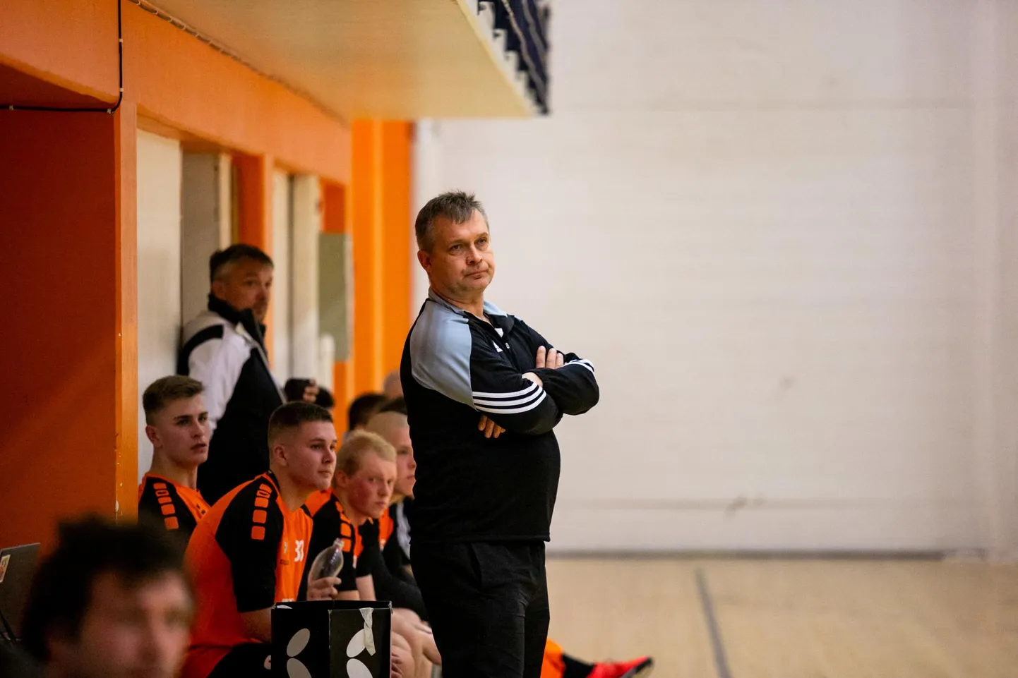 Spordiklubi Tapa käsipallimeeskond on tänavusel hooajal sulam noorusest ja kogemustest, mida treenerid Aron Jaanis (esiplaanil) ja Elmu Koppelmann peavad üheks rusikaks vormima.