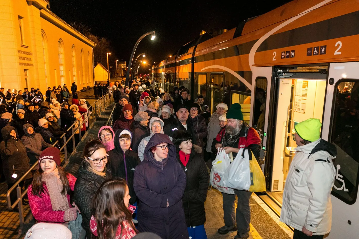 Inimesed rongijaamas. Foto on illustreeriv.