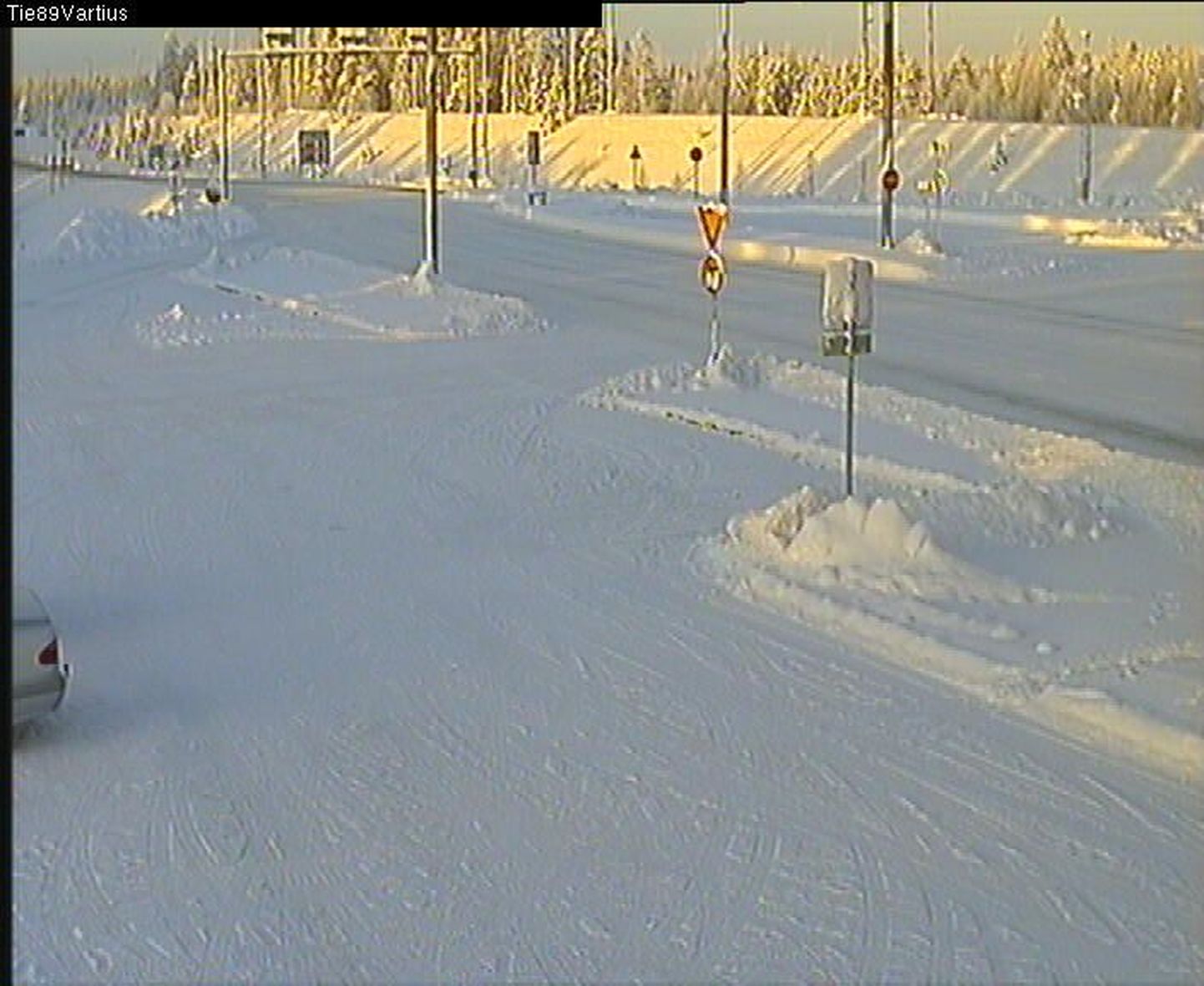 Maanteekaamerast saadud pilt Kuhmos Tervasalmis, kus kell 10.22 oli külma 33,2 kraadi.
