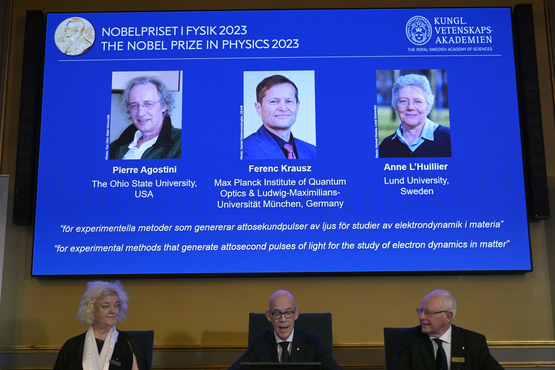 Ekraanil vasakult laureaadid Pierre Agostini, Ferenc Krausz ja Anne L’Huillier. Toolidel vasakult Rootsi kuningliku teaduste akadeemia liikmed Mats Larsson, Hans Ellegren ja Eva Olsson.