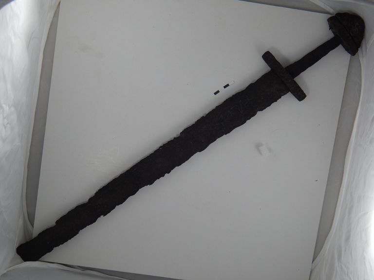 Viikingiajal oli kõige hinnatum relv oli kaheteraline mõõk ning Eestist leitud terariistad on samasugused nagu Ida-Skandinaavia relvad.