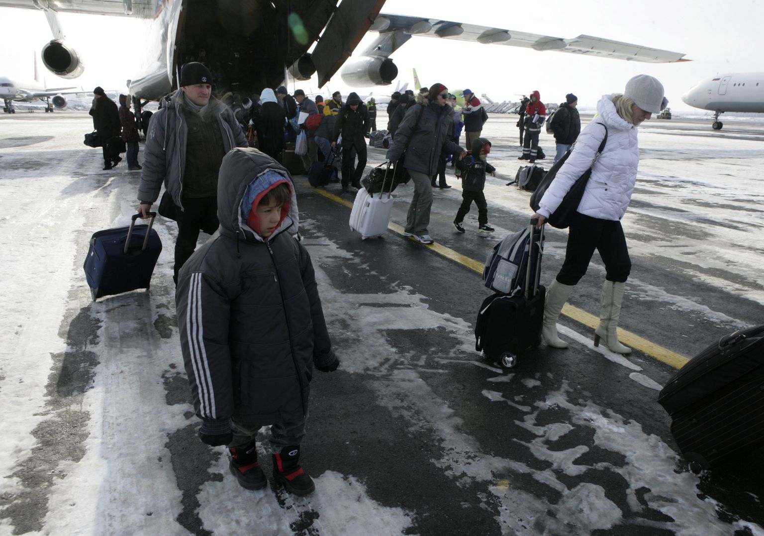 Liibüast ära toodud Vene kodanikud väljuvad lennukist Moskva Domodedovo lennuväljal.