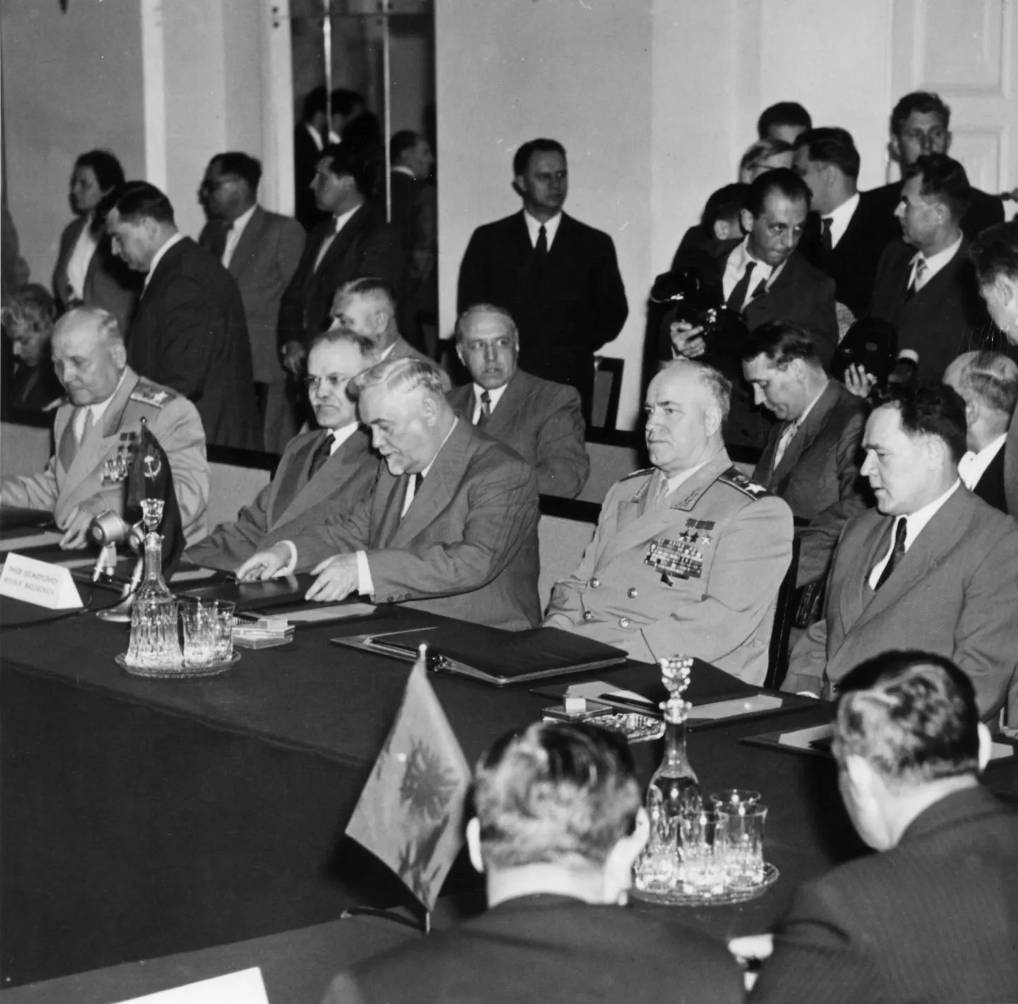 11.–14. maini 1955 olid Varssavis koos Nõukogude Liidu ning Albaania, Bulgaaria, Ida-Saksamaa, Poola, Rumeenia, Tšehhoslovakkia ja Ungari delegatsioonid, et kirjutada alla sõjalise liidu loonud Varssavi paktile. Pildil konverentsi eelviimasel päeval Nõukogude Liidu delegatsioon: vasakult ministrite nõukogu aseesimees ja välisminister Vjatšeslav Molotov, ministrite nõukogu esimees Nikolai Bulganin ja kaitseminister Georgi Žukov.