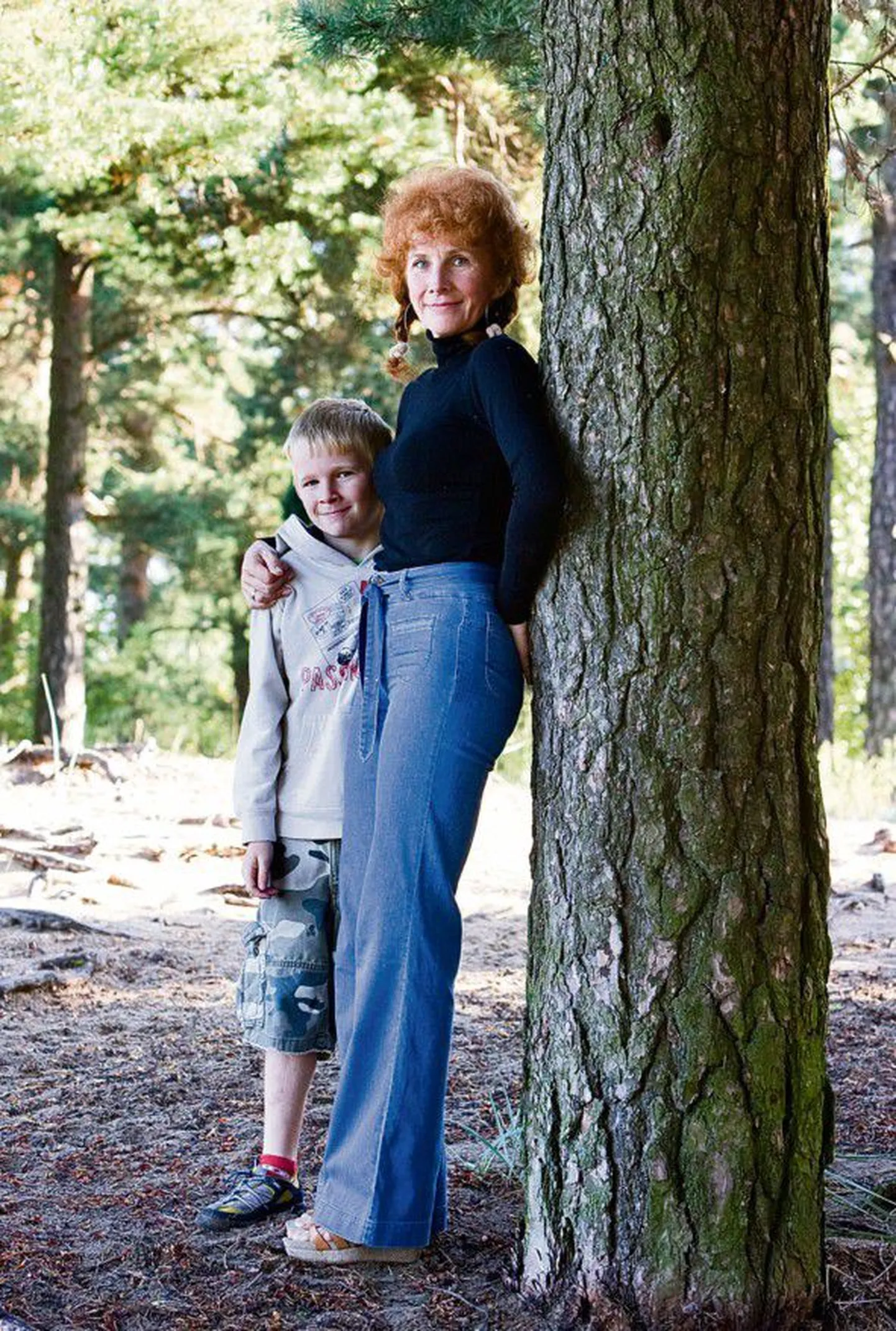 Siit tuleb järelkasv: Tea Varrak koos oma noorima poja, 8-aastase Ernst-Erichiga kodu lähedal Nõmme mändide all.