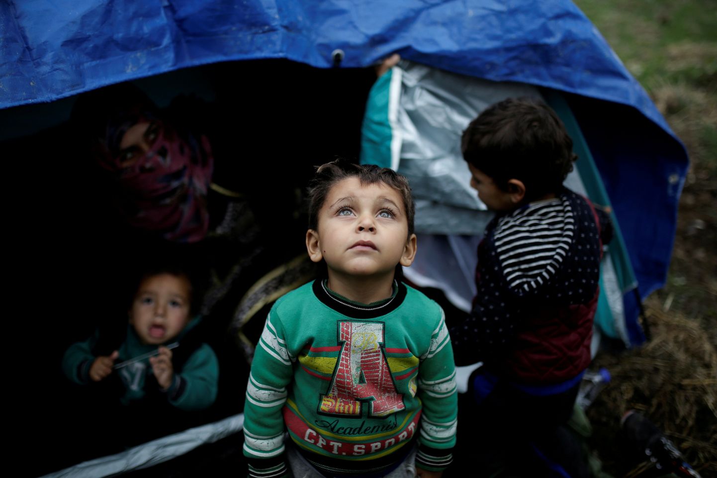 Дети из Сирии в лагере для беженцев в Греции.