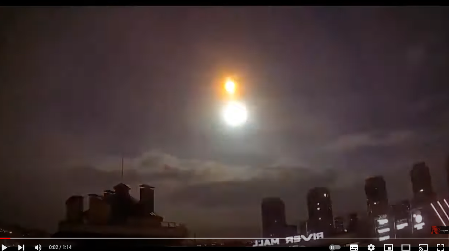 Kaader videost, millel on näha kummalist valgussähvatust Ukraina pealinna Kiievi kohal 19. aprillil kell 22.00 kohaliku aja järgi