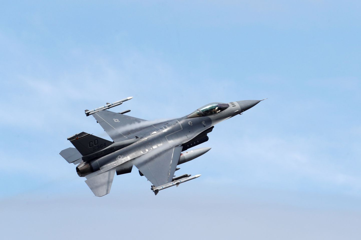 USA õhujõudude F-16 hävitaja Ämari lennubaasi kohal.