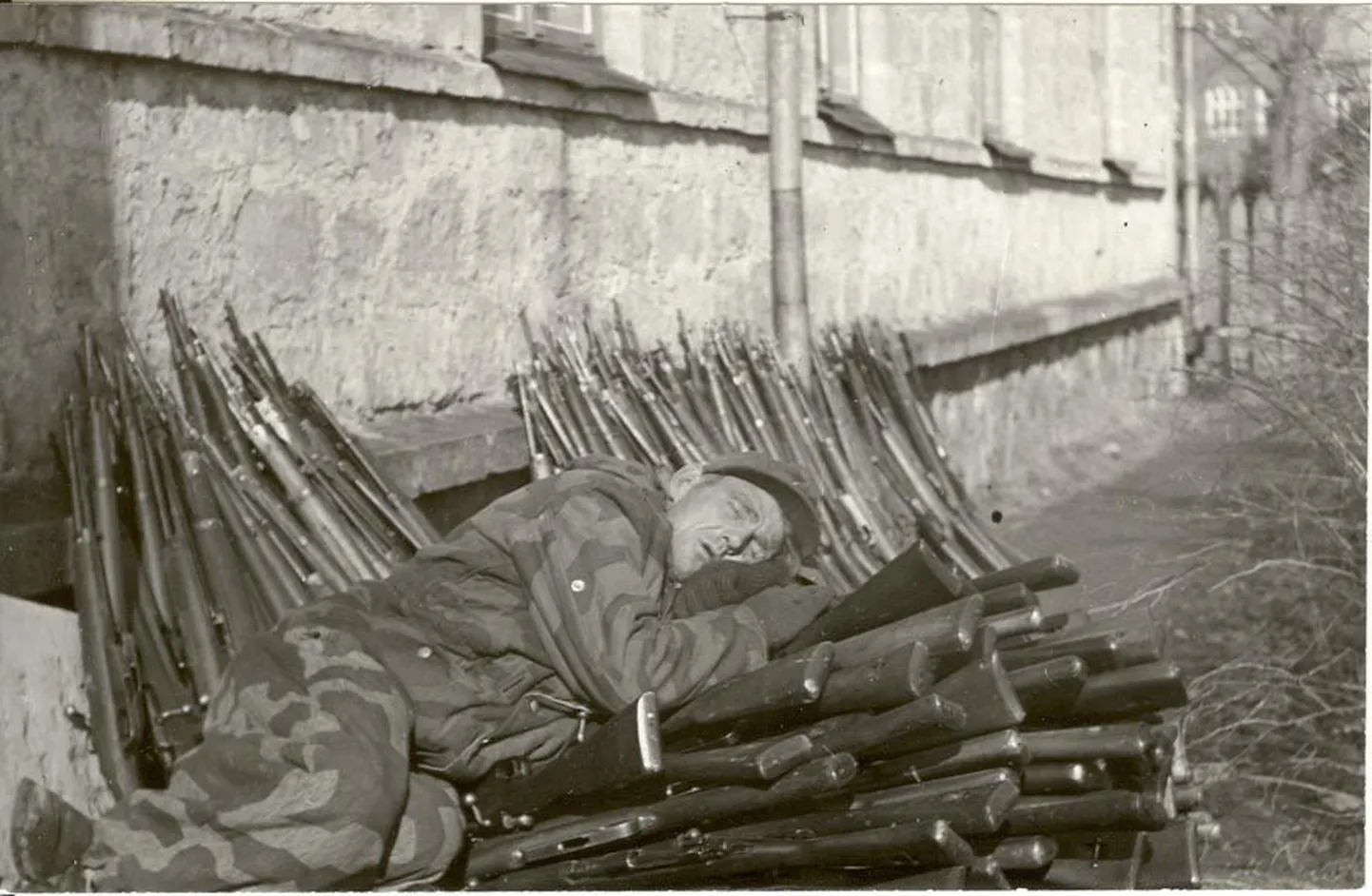 Eestlaste saatus teises maailmasõjas oli võidelda nii Vene kui Saksa poolel. Sel põhjusel on loo kujunduses kasutatud pilte Eesti Leegioni piirikaitseüksuse sõduritest (Paide, 1944. aasta) ja vastaspoolel võidelnute sõjateel kasutatud autentseid esemeid. Nii pildid kui esemed pärinevad SA Ajakeskus Wittenstein/Järvamaa muuseumi kogust.