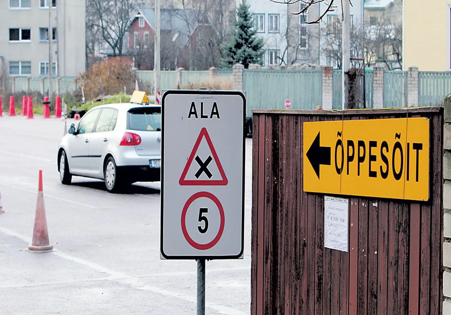 На одной из площадок автошколы проходит учебное занятие по вождению.