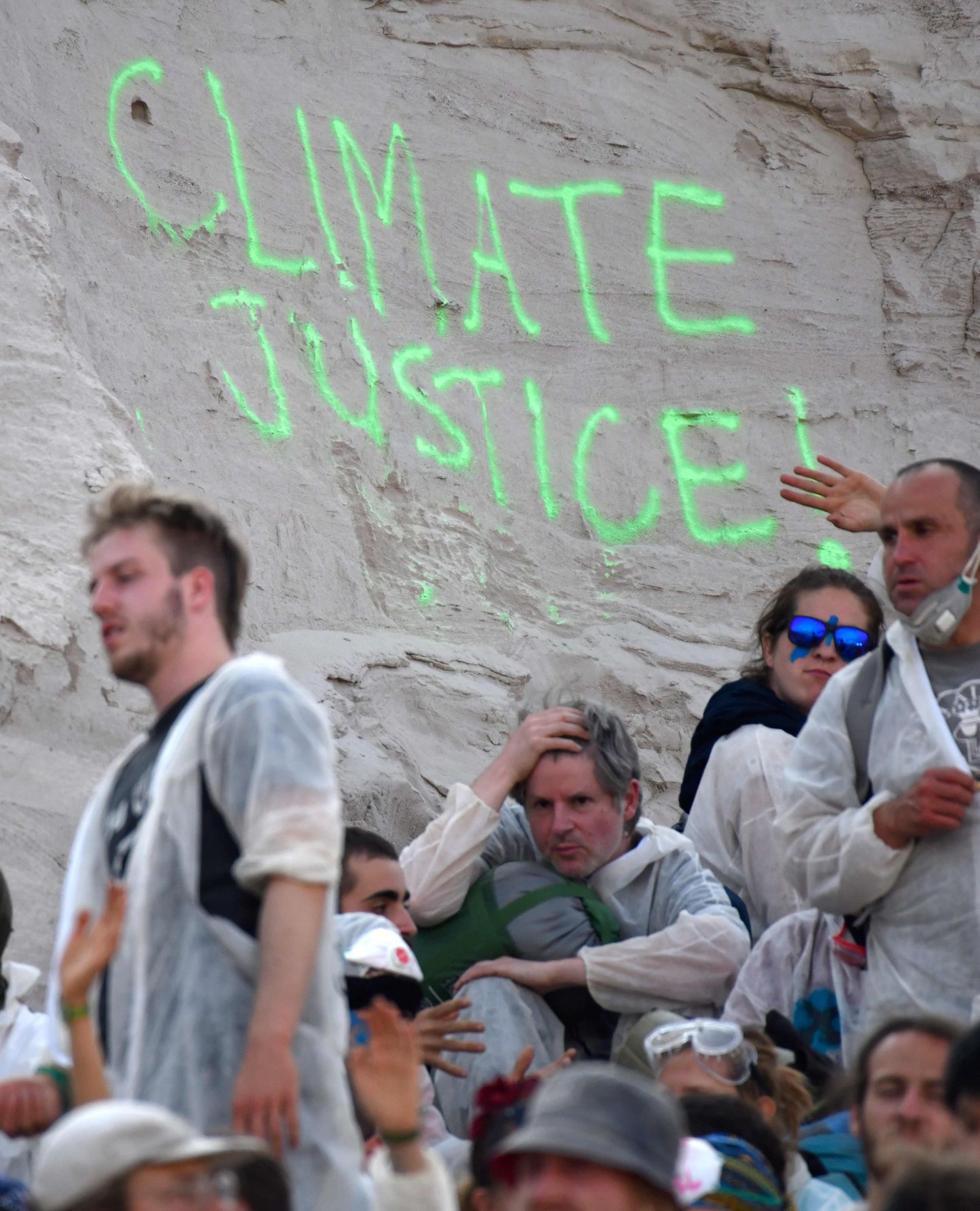 Kliima- ja keskkonnaaktivistide grupp Ende Gelände Saksamaal Garzweileri pruunsöekaevanduses protestimas.