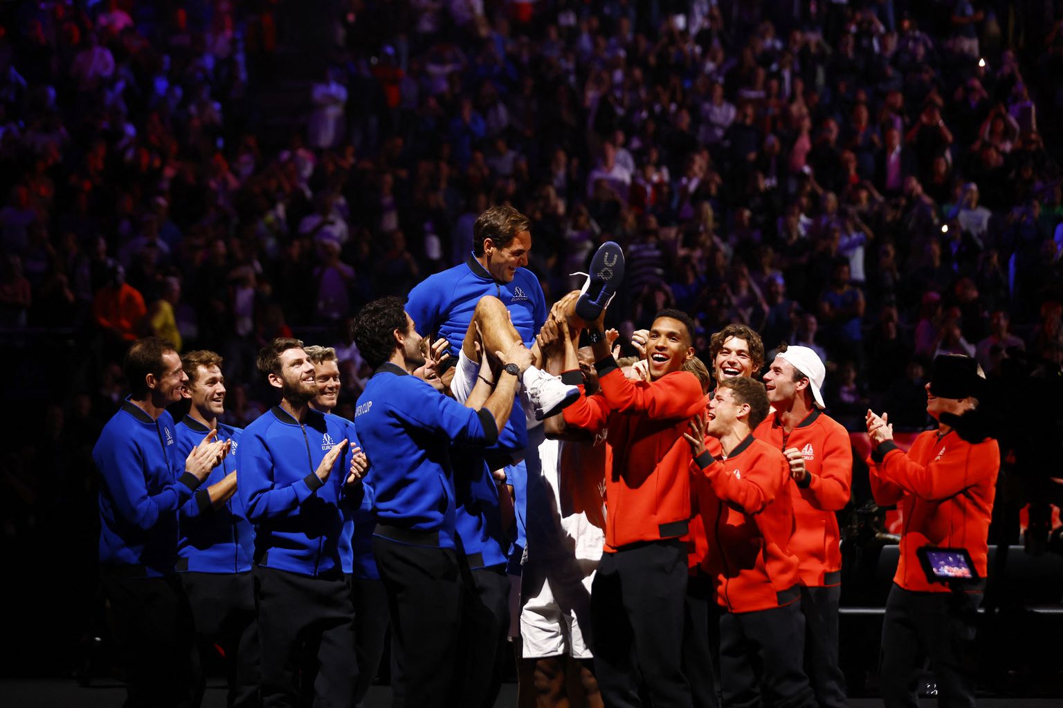 Tennisemaailma paremik kandis eile Roger Federeri kätel.