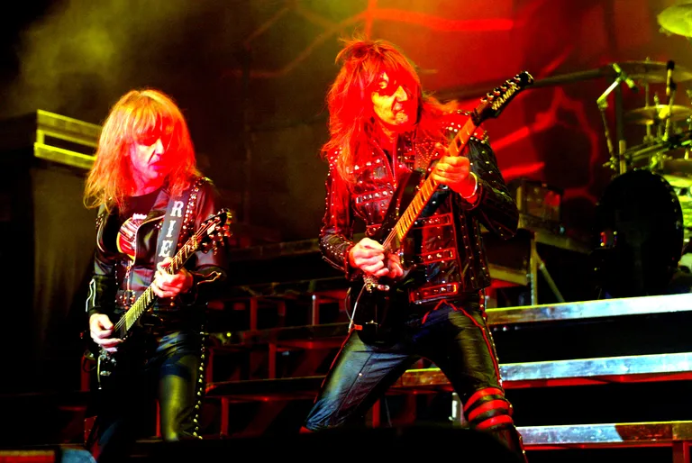 Judas Priesti legendaarsed kitarristid K. K. Downing (vasakul) ja Glenn Tipton 2005. aastal Saku Suurhallis.