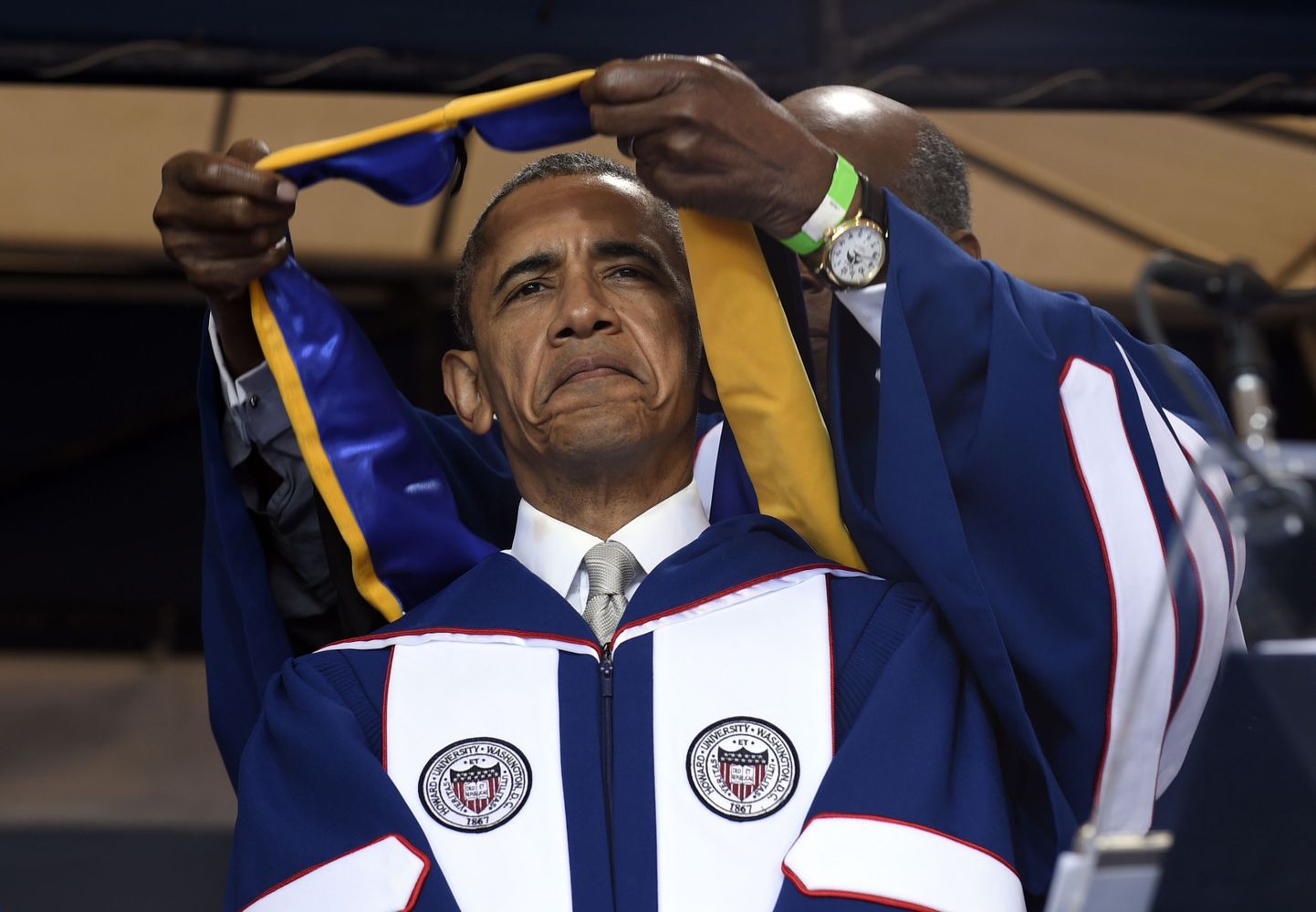 Obama maikuus Washingtoni ülikooli audoktori tiitli tseremoonial.