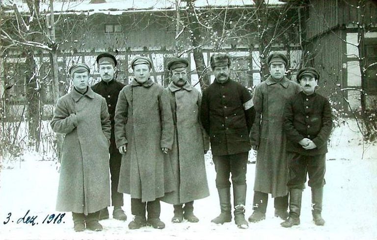 Pirmie brīvprātīgie latviešu karaspēkam 1918. gada decembrī.