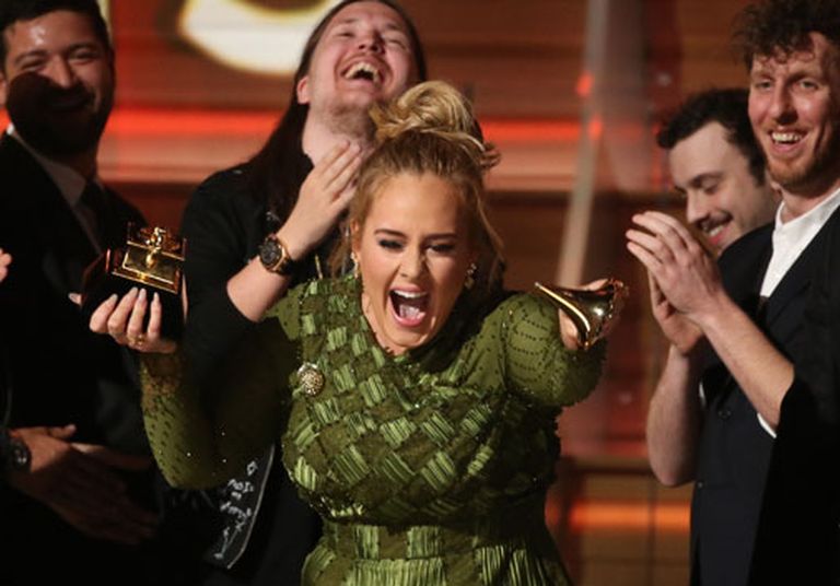 Adele pārlauž balvu uz pusēm 
