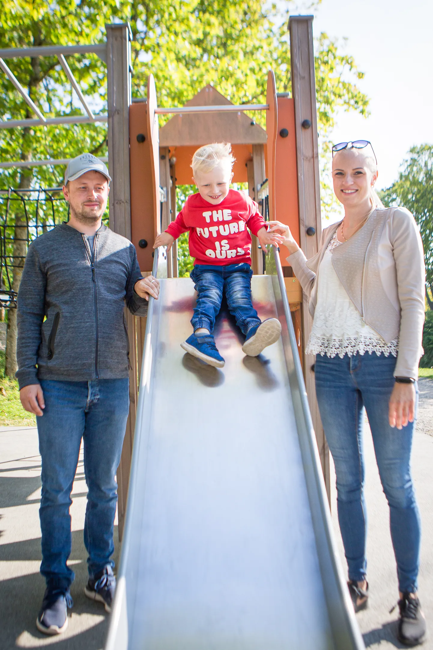 VAIKSELT SAAREMAA POOLE: Hetkel elab Taavi Ilves koos poeg Karli ja elukaaslase Liisi Vahoga Tallinnas, kuid usub et poja koolitee alguseks elavad nad Saaremaal.