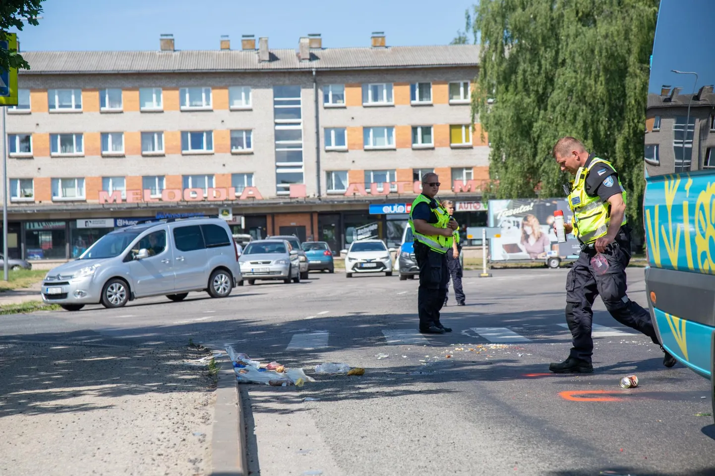 Ohtlikul ülekäigurajal bussilt löögi ja selle tagajärjel raskelt vigastada saanud naine viidi haiglasse. Politseinikel tuli kohapeal selgeks teha, kuidas õnnetus täpselt juhtus, ning kokku korjata ohvri poekoti sisu.