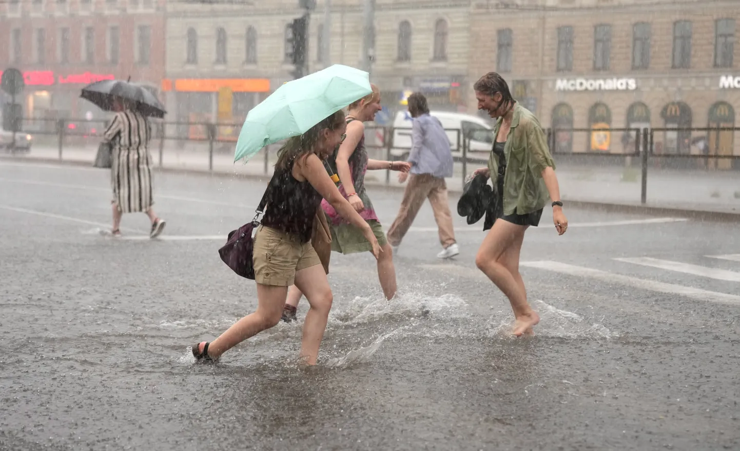 Lietusgāzes Rīgā laikā kad izsludināts oranžās pakāpes brīdinājums saistībā ar negaisu un stiprām vēja brāzmām