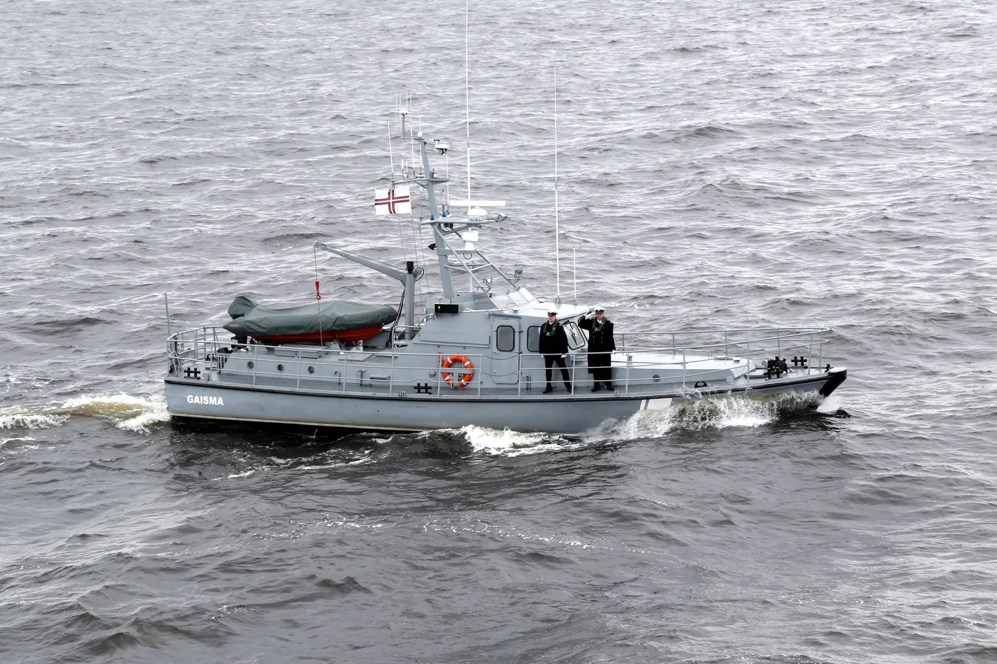 Latvijas Jūras spēku krasta apsardzes kuģis KA-06 "Gaisma", atzīmējot Jūras spēku atjaunošanas 25.gadadienu, piedalās kuģu parādē Rīgas jūras līcī.