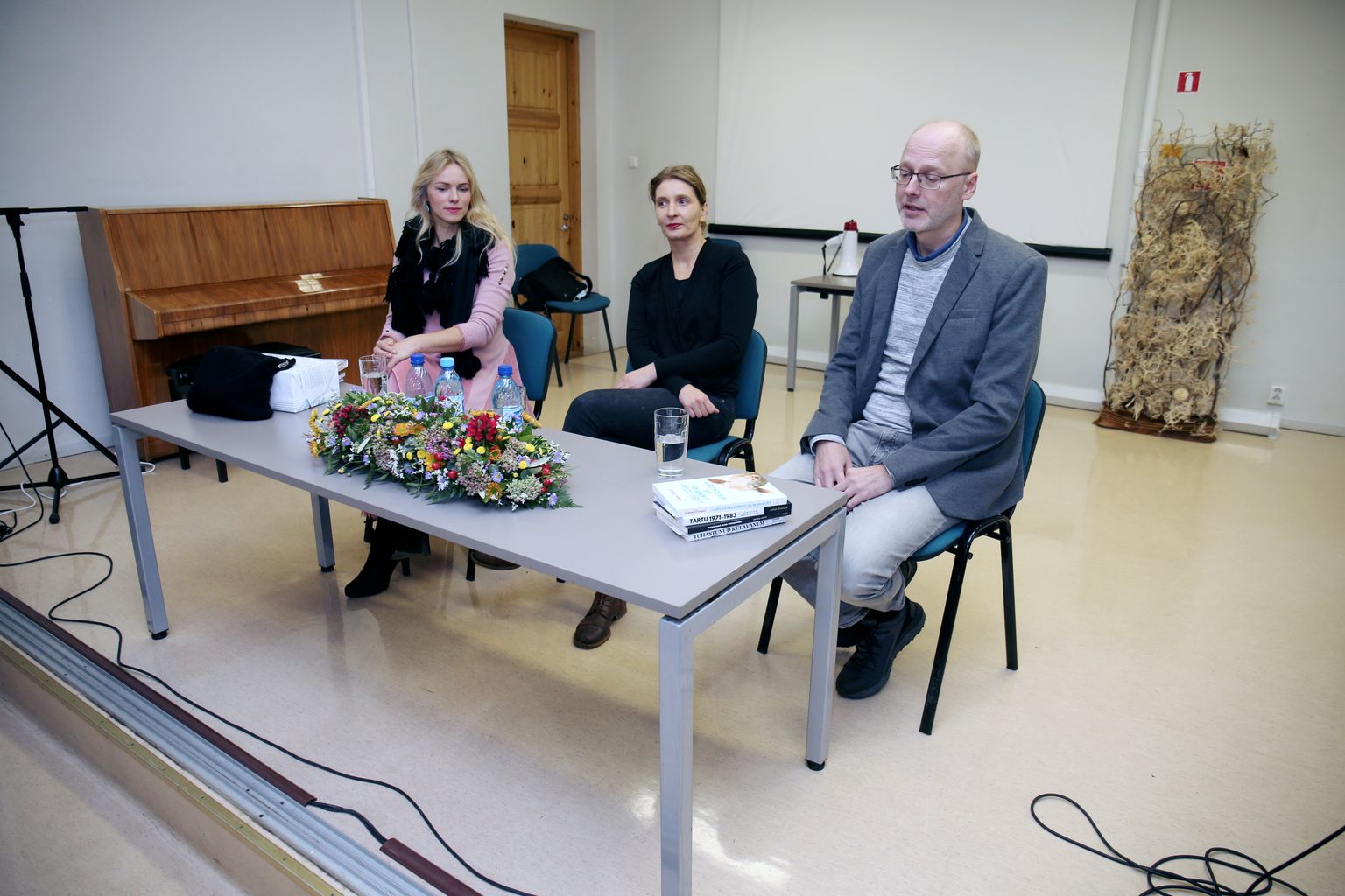 Linnaraamatukogu saalis osalesid kirjandusõhtul linnakirjanikud Kristiina Ehin (vasakult), Carolina Pihelgas ja Juhan Voolaid.