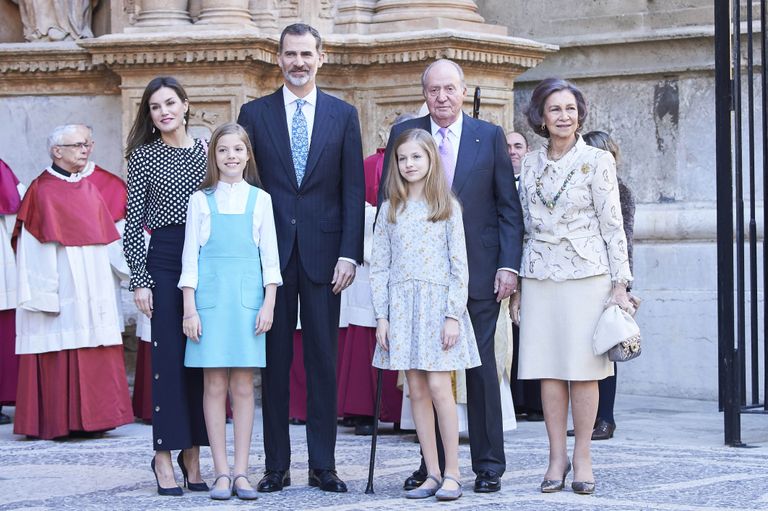 Hispaania kuninganna Letizia ja kuningas Felipe koos tütarde Leonori (vasakul) ja Sofiaga. Pildil on ka Hispaania ekskuninganna Sofia ja ekskuningas Juan Carlos. Foto on tehtud aprillis 2018 Palma de Mallorca
 