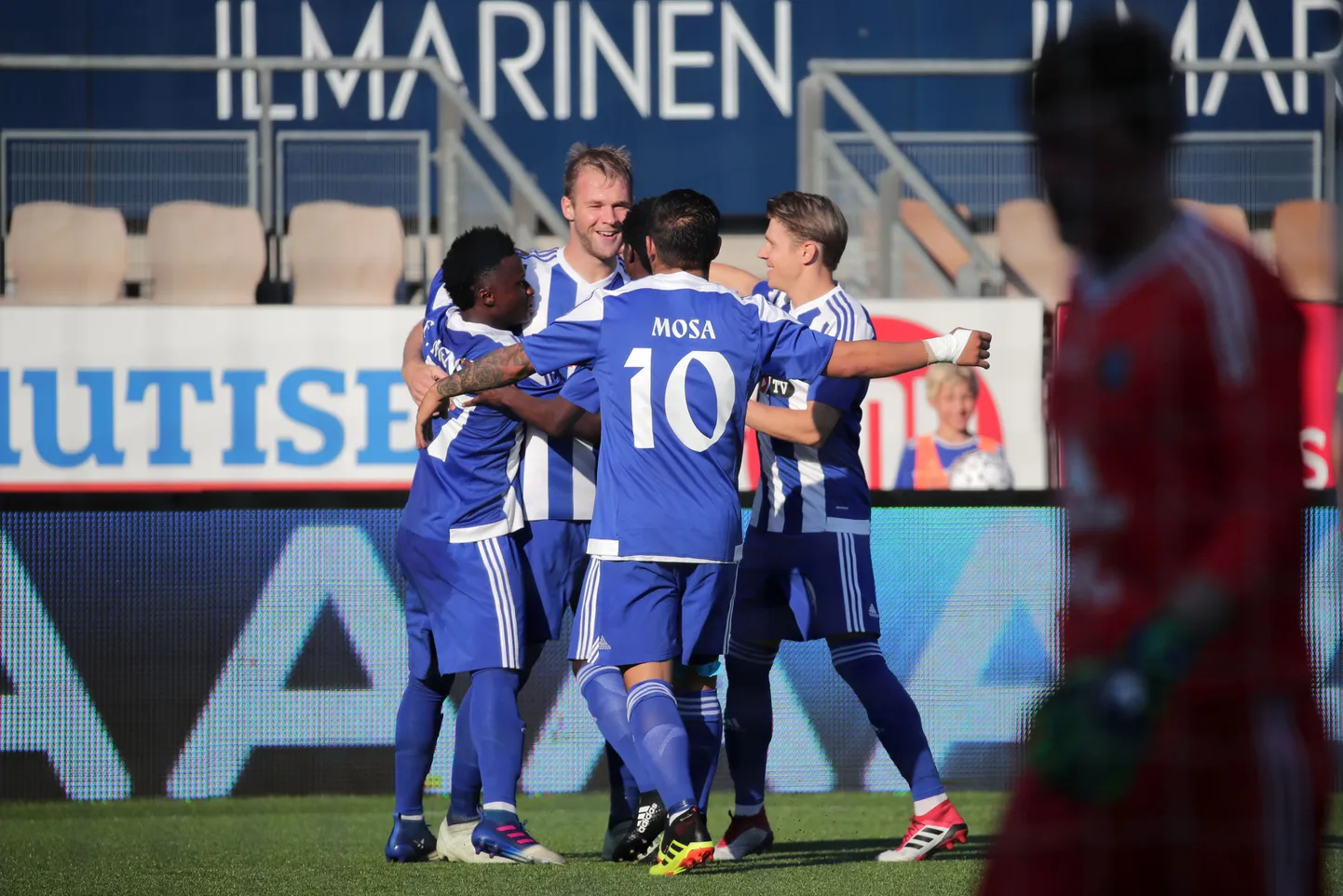 HJK meeskond tähistamas väravat tänavuses Meistrite liiga kohtumises Vikinguriga.