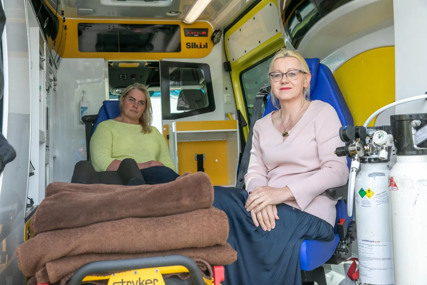 Kolm aastat Karell Kiirabi juhatuse liikmena töötanud Lenne Rätsep (paremal) andis teatepulga üle uuele juhatusele, mille üheks liikmeks on Õnne Bartoševitš (vasakul).
