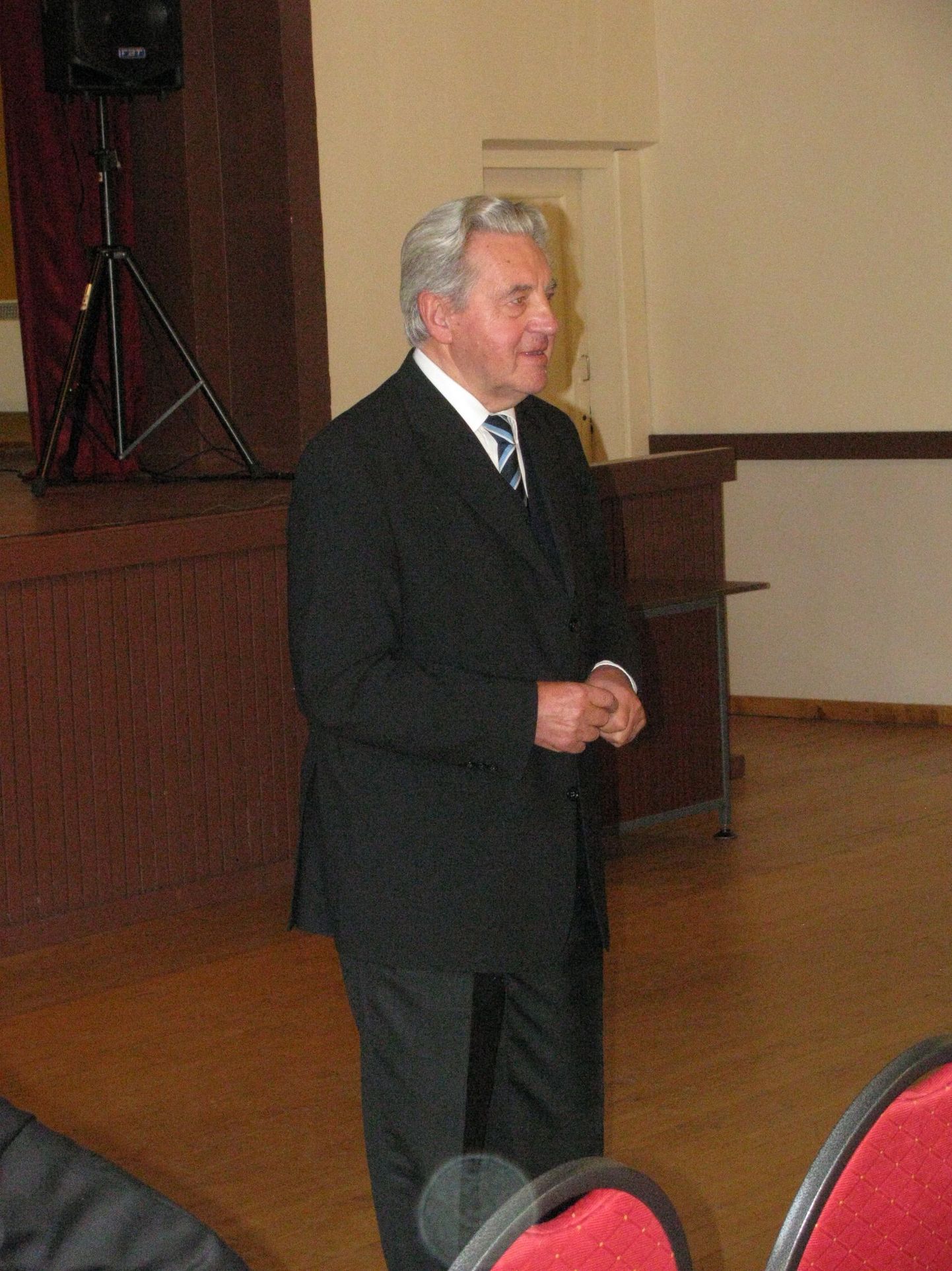 Häädemeeste muusikakooli üks asutajaist ja kooli esimene direktor aastail 1992–2003 Rein Uusma oli juubelipeo aukülaline.