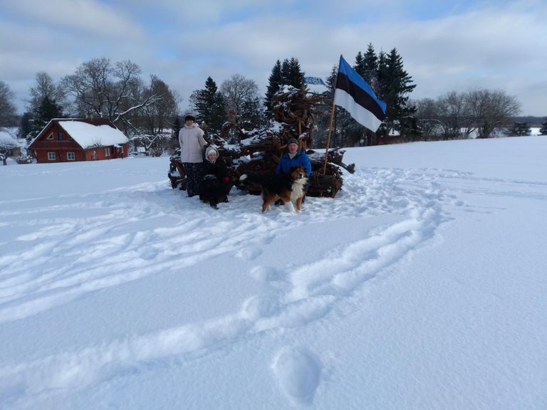 Salla küla mees Hando Kuntro koos perega Eesti sajandal sünnipäeval aasta tagasi oma koduõuel.