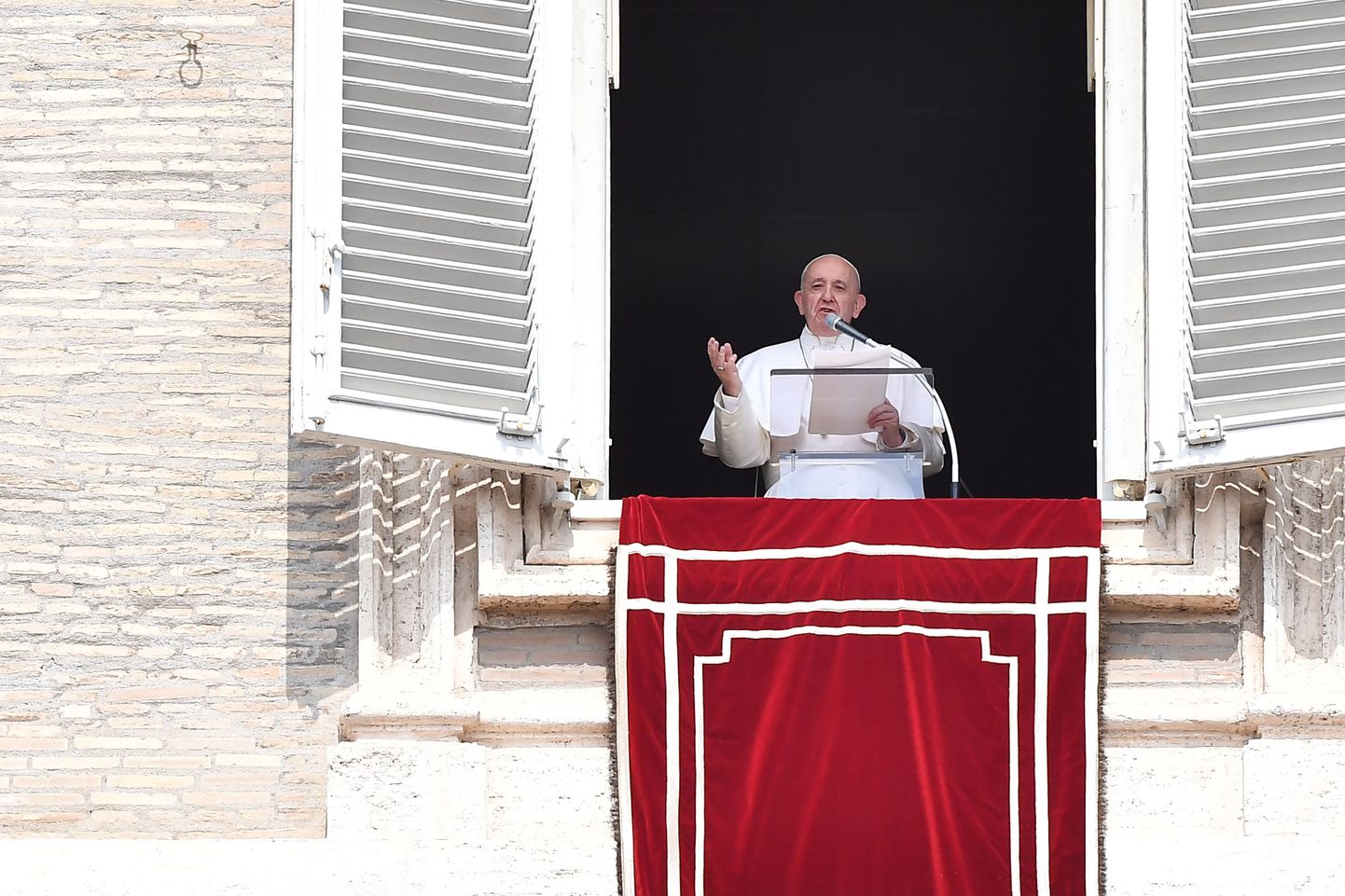 Paavst Franciscus Vatikanis Peetri väljakul igapühapäevast inglipalvet lugemas.