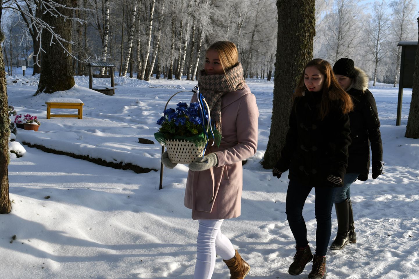 Eesti Vabariigi juubelinädalal avaldati austust Sindi kooli vilistlasele kapten Viktor Arakile ja tema isale, kauaaegsele Sindi kooli juhile Jaan Arakile.
