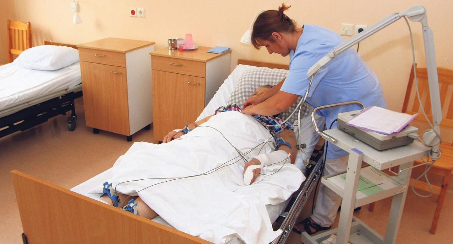 Valga haiglas töötav õde Sandra Sermus hoolitsemas patsiendi eest.