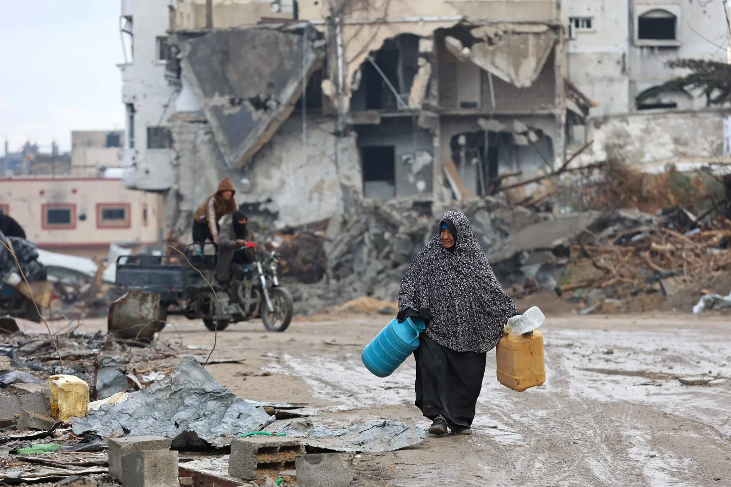Gaza elanike jaoks tähendab relvarahu küll otsese vägivalla lõppu, kuid neil puudub võimalus elada tavapärast elu. ÜRO hinnangul võtaks praeguste piirangute juures Gaza ülesehitamine 350 aastat. Ainuüksi varemete koristamiseks kuluks 17 aastat.