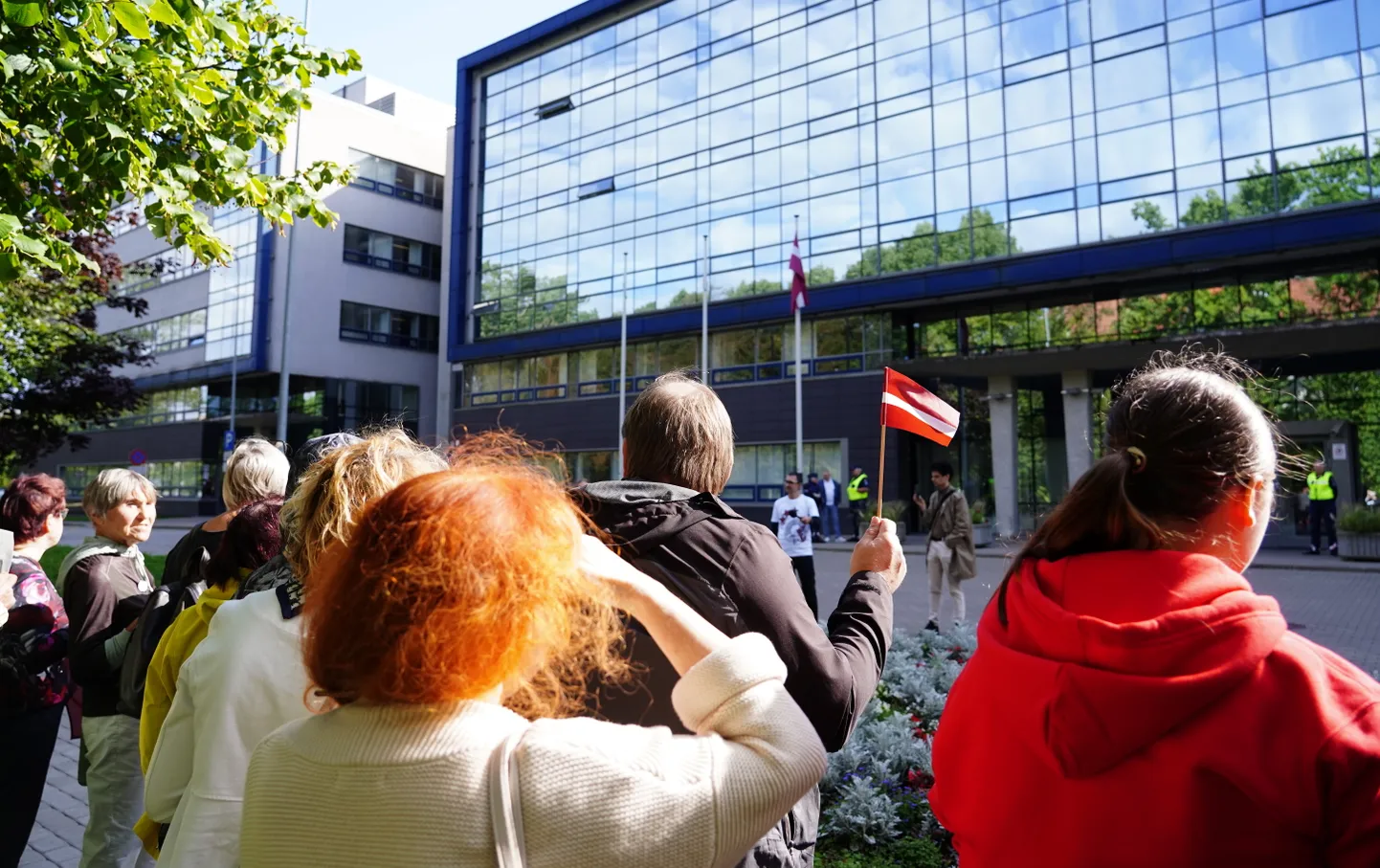 Pie Iekšlietu ministrijas notiek protesta akcija pret ieceri uz diviem gadiem pagarināt latviešu valodas eksāmena kārtošanas termiņu Krievijas pilsoņiem .