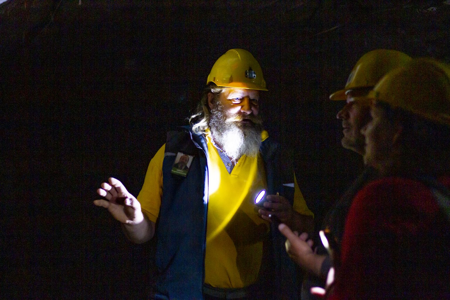 Экскурсовод шахтного музея Андрус Парк рассказывает в темных шахтных ходах истории, которые кажутся невероятными, но, по заверению бывшего шахтера, они из реальной жизни.