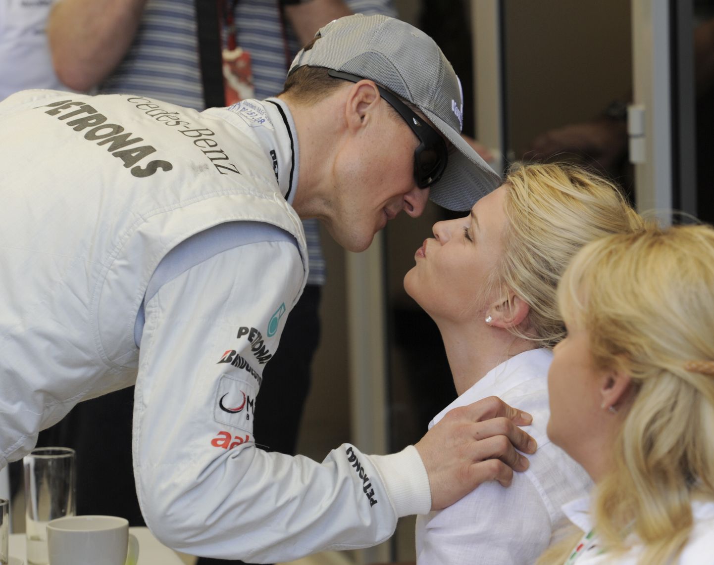 Michael Schumacher suudlemas oma abikaasat Corinnat.