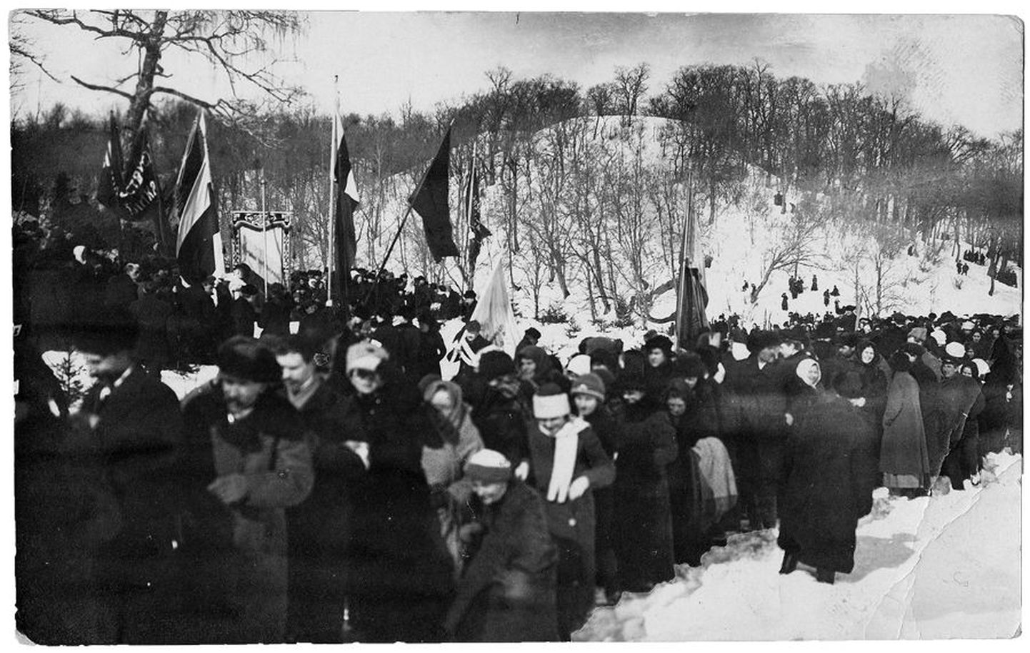 1905. aastal Huntaugu mäe all tapetute mälestuseks kogunes 1917. aastal võimas rahvahulk.