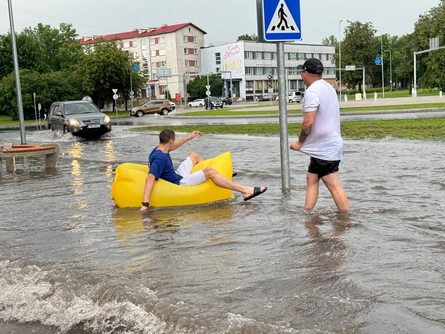 Сильный дождь в Нарве 30 июля затопил обновленный кольцевой перекресток на пересечении Таллиннского шоссе и улицы Пауля Кереса. Под водой оказались как проезжая часть, так и тротуары.