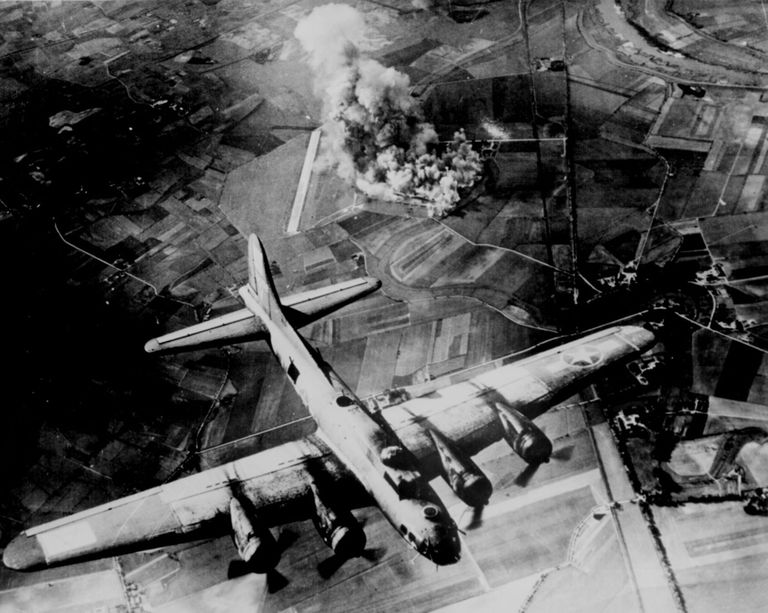 Ameeriklaste B-17 Flying Fortress Teise maailmasõja ajal Saksamaal Marienburgi pommitamas