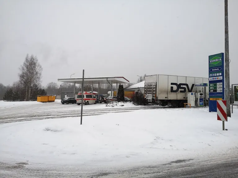 Валгаская скорая помощь в очереди на латвийской заправке.