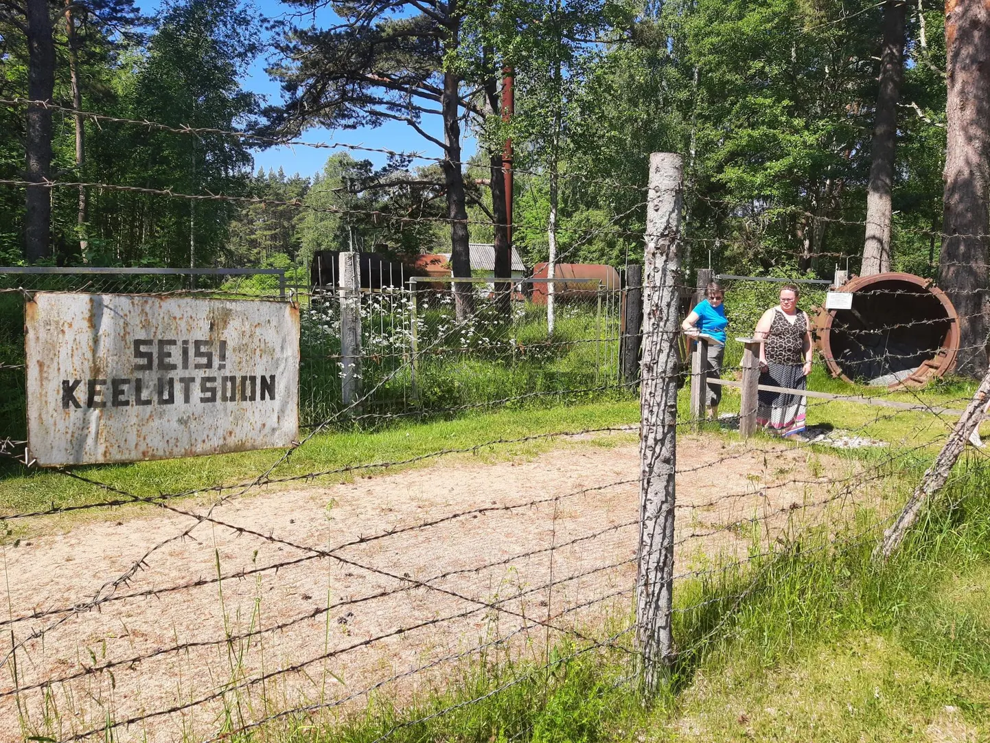 Hiiumaa rajoon jäi Nõukogude Liidu piiritsooni, muuseumi välialal on markeeritud kümne meetri laiune piiririba okastraataia vahel.