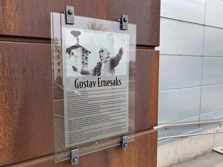 Табличка, отдающая дань памяти эстонскому композитору, хормейстеру и основателю профессионального мужского хора Густаву Эрнесаксу.