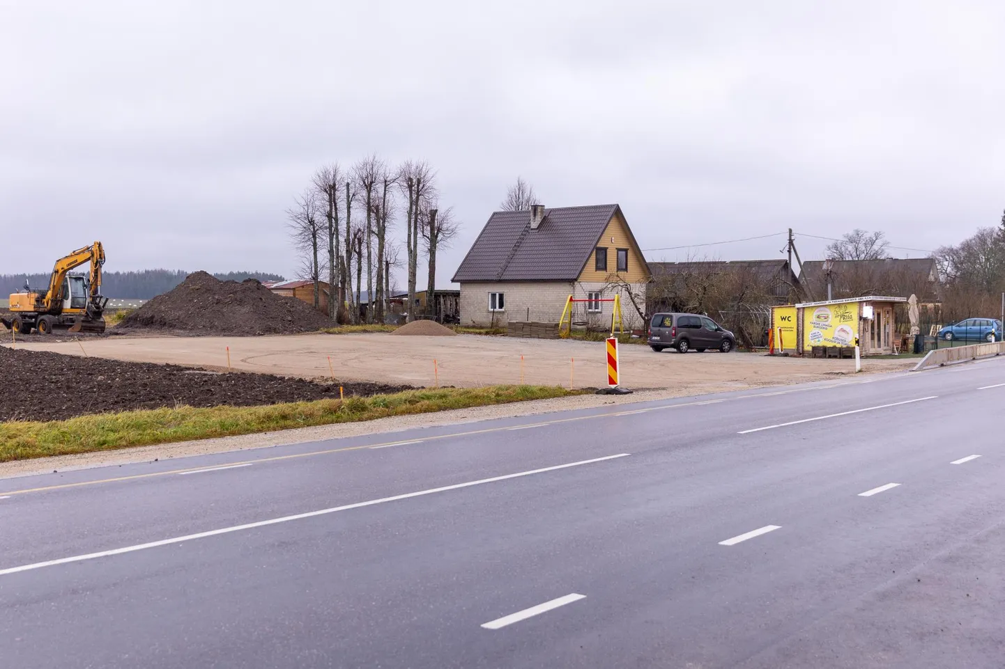 Rita Kodukohviku parkla, mis ei vasta nõuetele. Paremal kollase kohvikuhoone ees on näha betoonplokke, mis transpordiamet 3. novembril paigaldas.