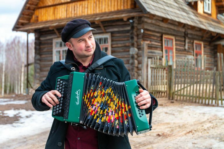 Nedsaja külas elav muusik Toomas Valk. 