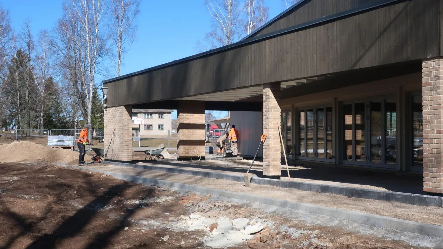 Leevaku raamatukogu ehitusel jäi viimaseks tööks tänavakivide paigaldus.