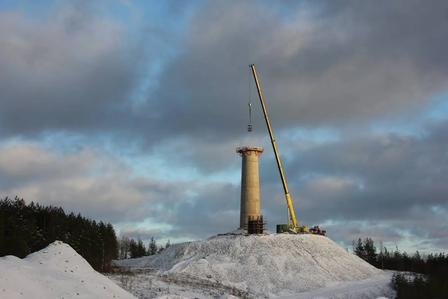 Aidu pargis sai enne kohtuvaidlust valmis kaks tuulikujalga. 
ENN KÄISS/ARHIIV