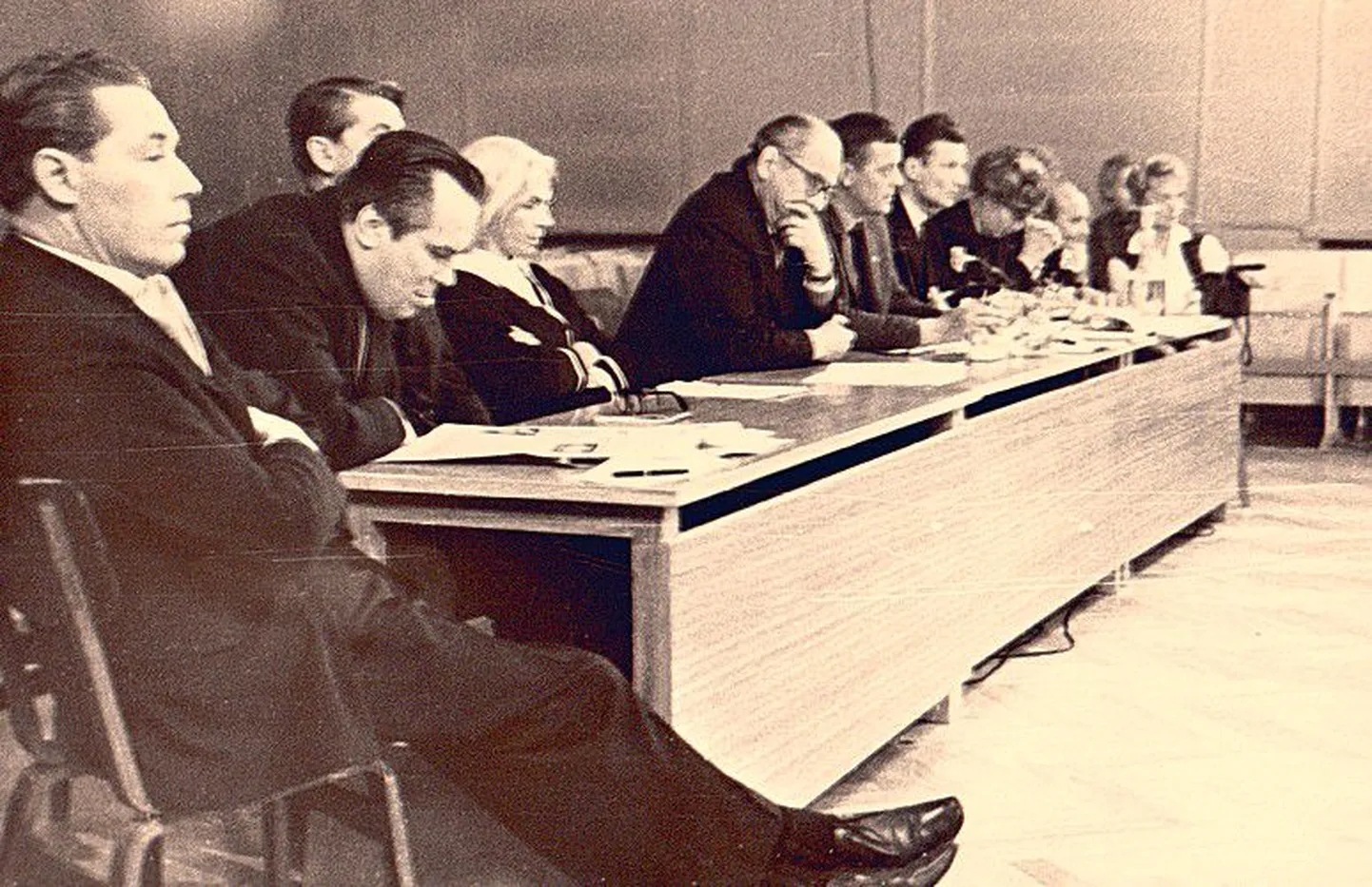 Karm komisjon: pildil, mis tehtud 1970. aastate algul, istuvad tantsuansamblite tarifitseerimiskomisjonis (vasakult) Valter Ojakäär, Peeter Saul, Kustas Kikerpuu, Viia Roosipõld, Harry Kõrvits, Vello Lipand, Ants Tael, Juta Taniel jt.