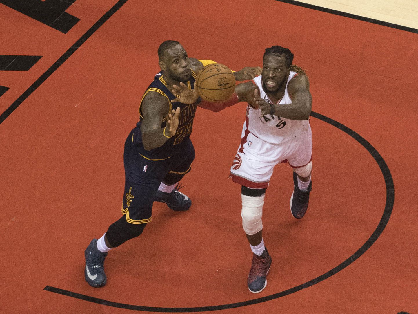 LeBron James (vasakul) heitlemas Raptorsi ääremängija DeMarre Carrolliga.