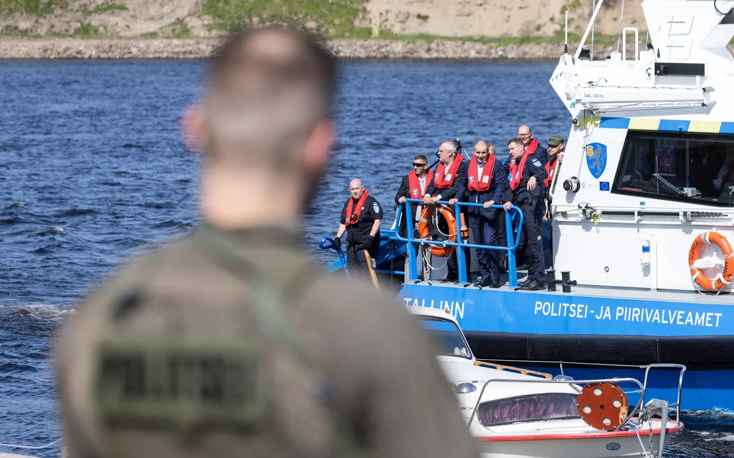 Сотрудник PPA наблюдает за катером с президентами Эстонии и Исландии на борту, которые посетили Нарву за неделю до провокационных действия сотрудников пограничного управления ФСБ.