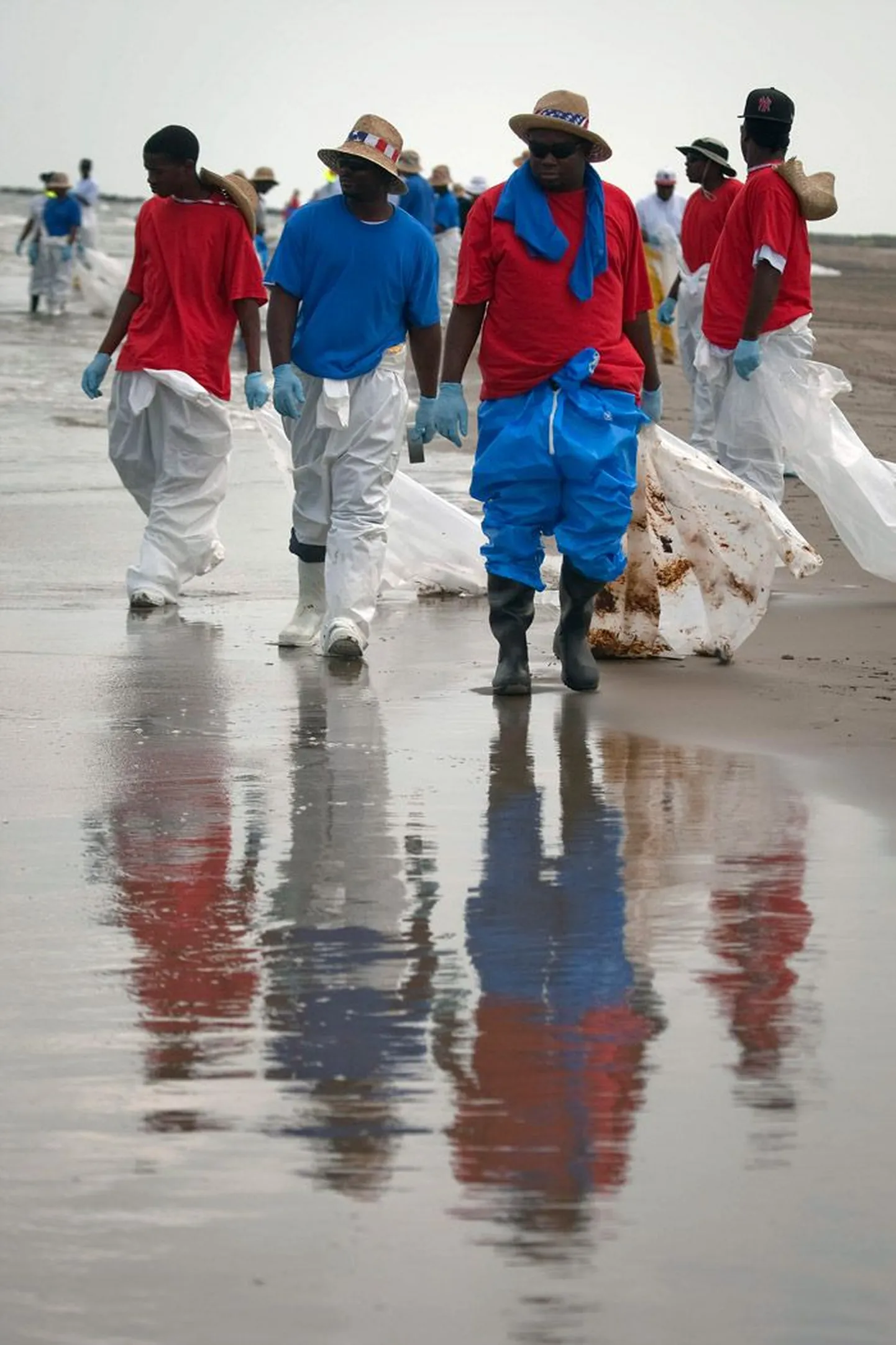 На пляже в районе города Гранд-Айл, штат Луизиана, сейчас можно увидеть только уборщиков нефти.